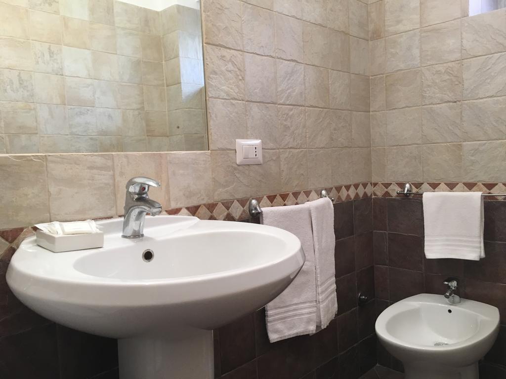 Delightful Apartment 100 Meters From The Colosseum Exterior foto